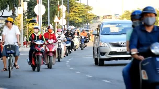 HO CHI MINH / SAIGON, VIETNAM - 2015: Calles ocupadas vida en la ciudad asiática cámara lenta — Vídeos de Stock