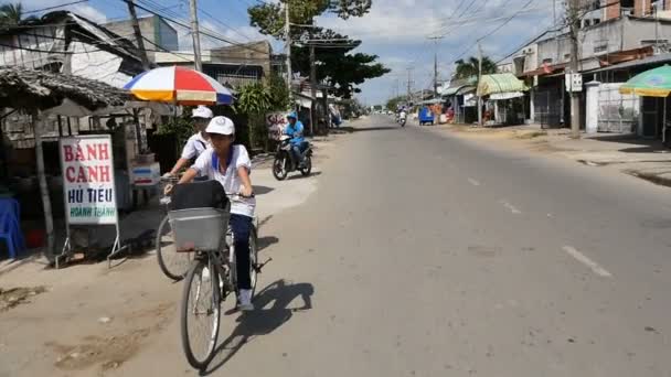 MEKONG DELTA, VIETNAM - 2015: Menino de escola em bicicleta andando em casa estilo de vida da aldeia — Vídeo de Stock