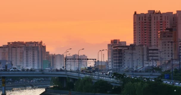 Rivière Saigon au coucher du soleil et circulation urbaine dans les rues — Video