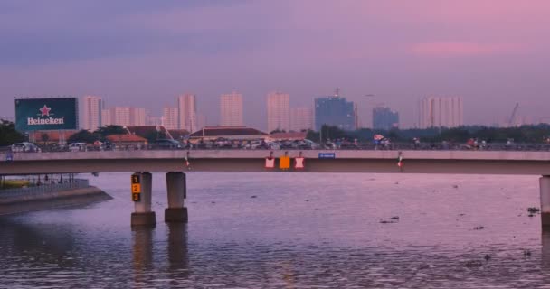 A naplemente a Saigon-folyóra és a városi forgalom utcán — Stock videók