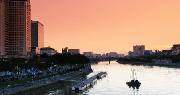 Río Saigón al atardecer y el tráfico de la ciudad en las calles — Vídeo de stock