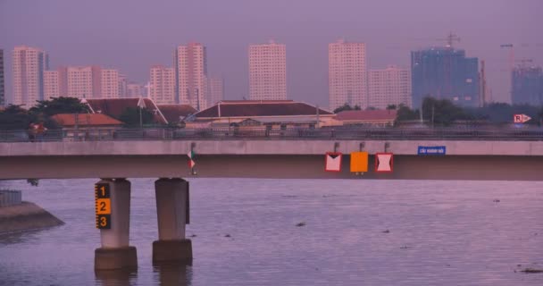 Gün batımında Saygon Nehri ve sokaklarda şehir trafik — Stok video