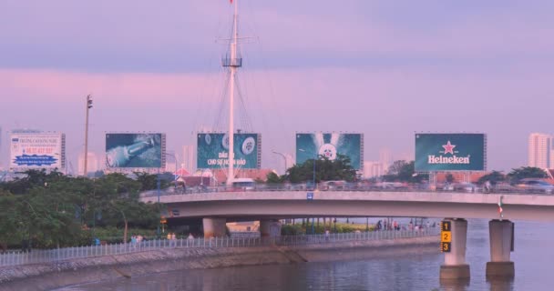 Saigon River vid solnedgången och stadens trafik på gatorna — Stockvideo
