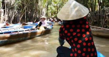 Vietnamca Bayan Mekong Deltası'nda tekne