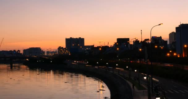 Río Saigón al atardecer y el tráfico de la ciudad en las calles — Vídeo de stock