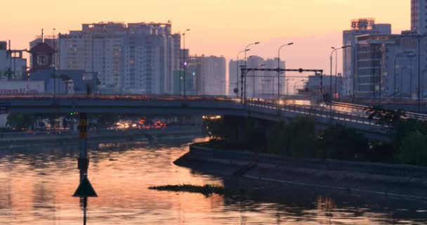 Saigon-rivier bij zonsondergang en stadsverkeer op straten — Stockvideo