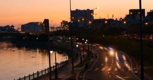 Saigon-rivier bij zonsondergang en stadsverkeer op straten — Stockvideo