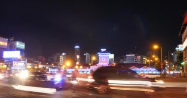 Ho Chi Minh / Saigon, Vietnam - 2015: sokak trafik Asya şehir gece zaman atlamalı