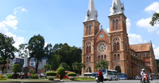 Ho Chi Minh Saigon, Vietnam - November 2015: Saigon Notre-Dame basilikan — Stockvideo