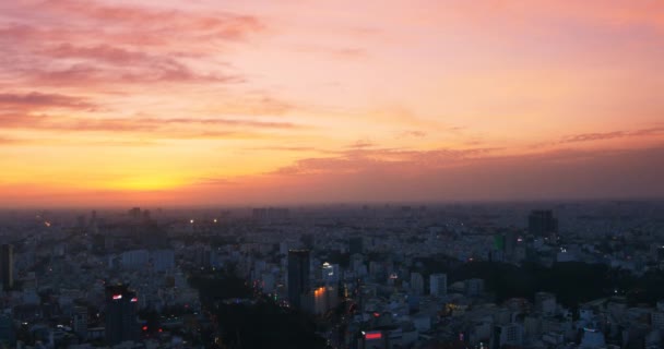 Zonsondergang over de stad van Ho Chi Minh / Saigon, Vietnam — Stockvideo