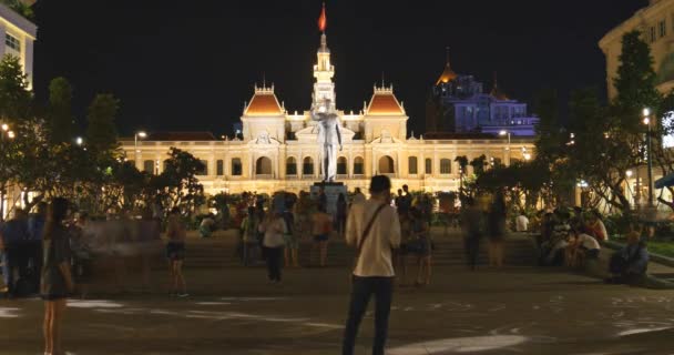HO CHI MINH / SAIGON, VIETNAM - 2016: Nguyen Hue andando rua cidade noite — Vídeo de Stock