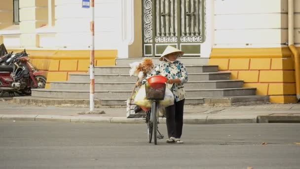 Vietnamese people on the streets — Stock Video