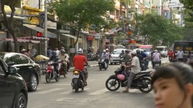 Vietnamca insanlar sokaklarda