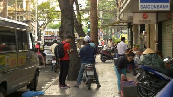 Хо Ши Мін / Сайгон, В'єтнам - 2015: повільний рух в'єтнамські люди вулиць — стокове відео