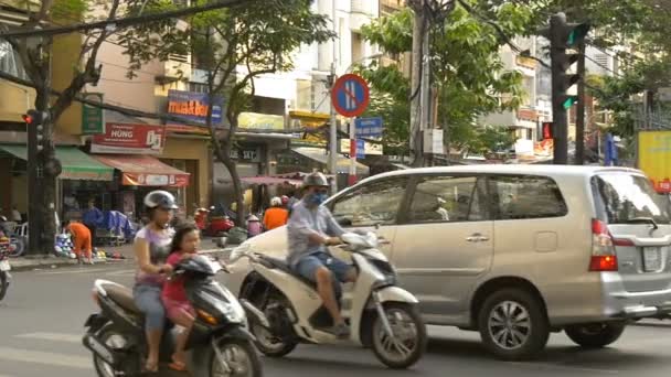 HO CHI MINH / SAIGON, VIETNAM - 2015: Cena asiática pessoas cidade asiática estilo de vida — Vídeo de Stock
