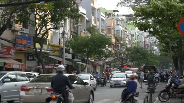 Вьетнамцы на улицах — стоковое видео