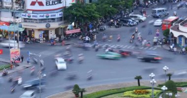 Vietnamca insanlar sokaklarda