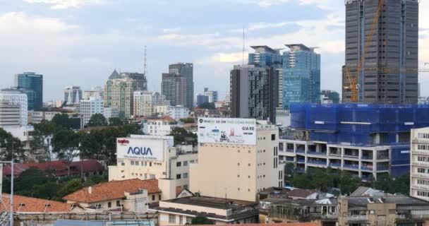 Skyline de la ville avec bâtiments et appartements — Video