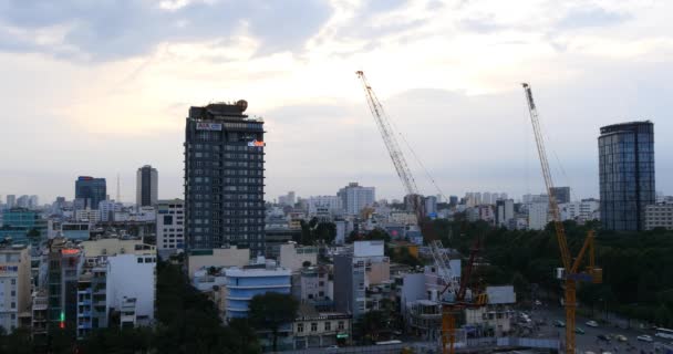 Skyline con edificios de negocios, apartamentos — Vídeo de stock