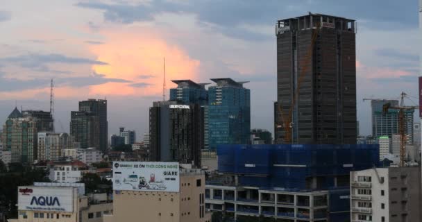 Stad zonsondergang skyline gebouwen kantoren — Stockvideo