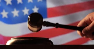 Arama emriyle çekiç ve tokmak bayrak arka plan ile Amerikan mahkemesi hakim