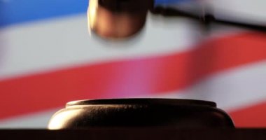 Arama emriyle çekiç ve tokmak bayrak arka plan ile Amerikan mahkemesi hakim