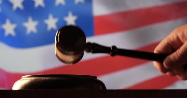 Judge calling order with hammer and gavel in american court with flag background — Stock Video
