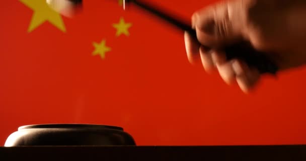 Judge calling order with hammer and gavel in china court with flag background — Stock Video