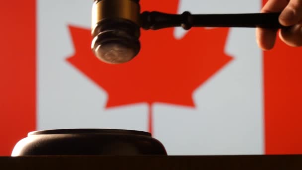 Judge calling order with hammer and gavel in canadian court with flag background — Stock Video