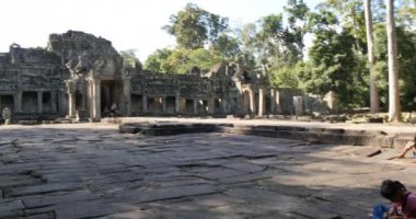 Kamboçya Angkor Wat Tapınağı eski harabe binalar Preah Khan oynayan kızlar