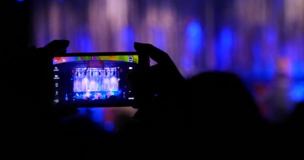 Smart mobiltelefon används av fläkt i rock konsert händelse — Stockvideo