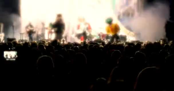 Multitud de fiesta en el festival de rock evento escénico — Vídeo de stock