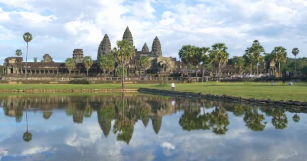 Punkt orientacyjny podróży turystycznych świątyni starożytnej cywilizacji Kambodży Angkor Wat — Wideo stockowe