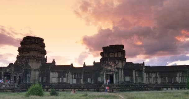 Monumento turístico de Angkor Wat Camboya antiguo templo de la civilización — Vídeo de stock