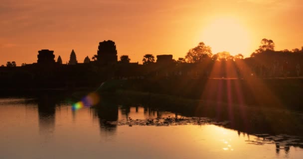 Caliente amanecer Angkor Wat Camboya antiguo templo ruina piedra — Vídeo de stock