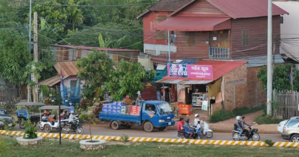 SIEM REAP, CAMBODIA - НОЯБРЬ 2015: Уличная жизнь — стоковое видео