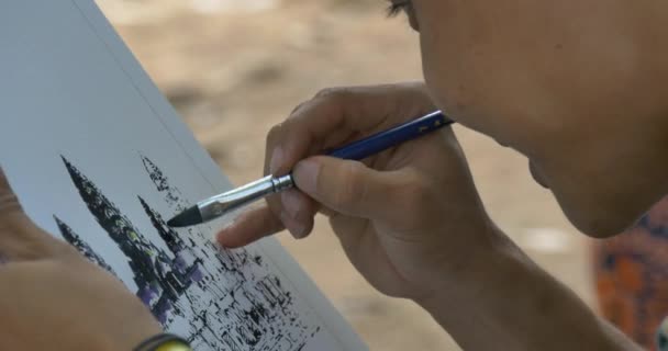 Siem Reap, Kambodža - listopad 2015: Mužský umělci malby chrámy — Stock video