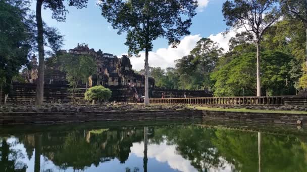 Vodní reflexe Angkor Thom Cambodia prastaré kamenné zříceniny chrámu — Stock video