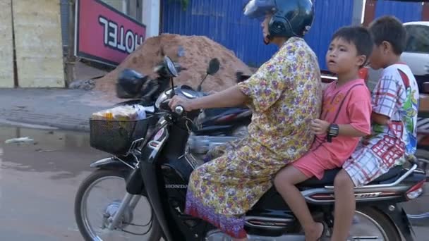 SIEM REAP, CAMBOYA - NOV 2015: Niño en bicicleta — Vídeo de stock