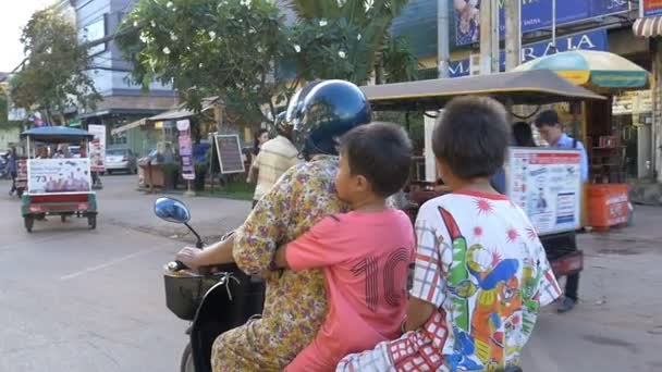 Siem reap, Kambodscha - Nov 2015: Asiatische Familie auf dem Motorrad — Stockvideo