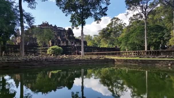 Wody odbicie Angkor Thom Cambodia starożytne kamienne ruiny świątyni — Wideo stockowe