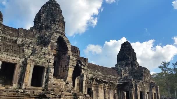 Bayon świątyni z twarze w centrum Angkor Thom — Wideo stockowe