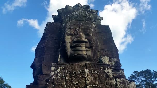 Bayon The tempel van Faces in het centrum van Angkor Thom — Stockvideo