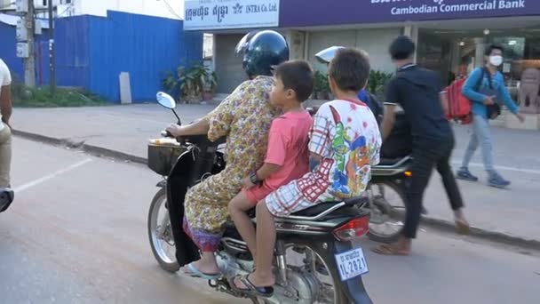在摩托车上，暹粒-Nov 2015: 亚洲家庭 — 图库视频影像