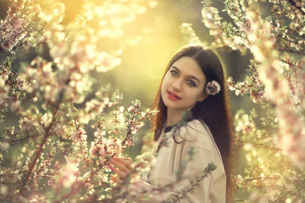 Uma Menina Bonita Está Perto Plantas Com Flores — Fotografia de Stock