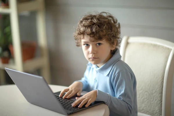 Kręcone Włosy Chłopiec Siedzi Laptopie — Zdjęcie stockowe