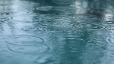 Su yüzeyindeki yağmur damlaları