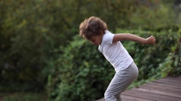 Мальчик, танцующий, улыбающийся и радующийся — стоковое видео