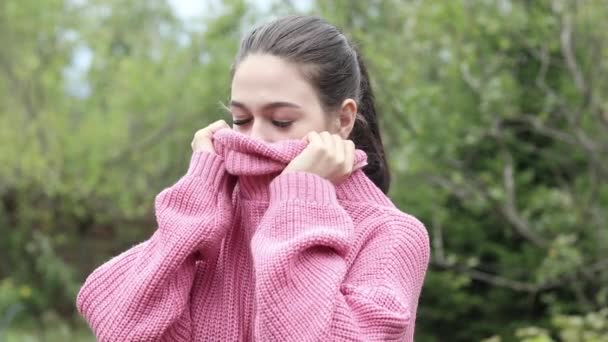 La chica inhala el aroma de su ropa y disfruta del olor de frescura y pureza en la naturaleza — Vídeos de Stock