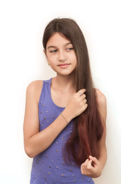 A menina está insatisfeita com seu cabelo — Fotografia de Stock